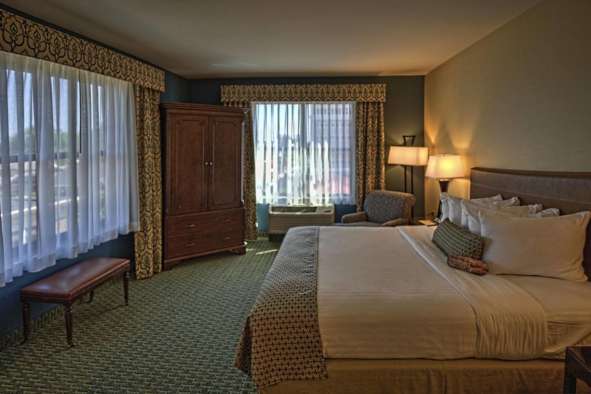 The Hotel Warner West Chester Exterior photo