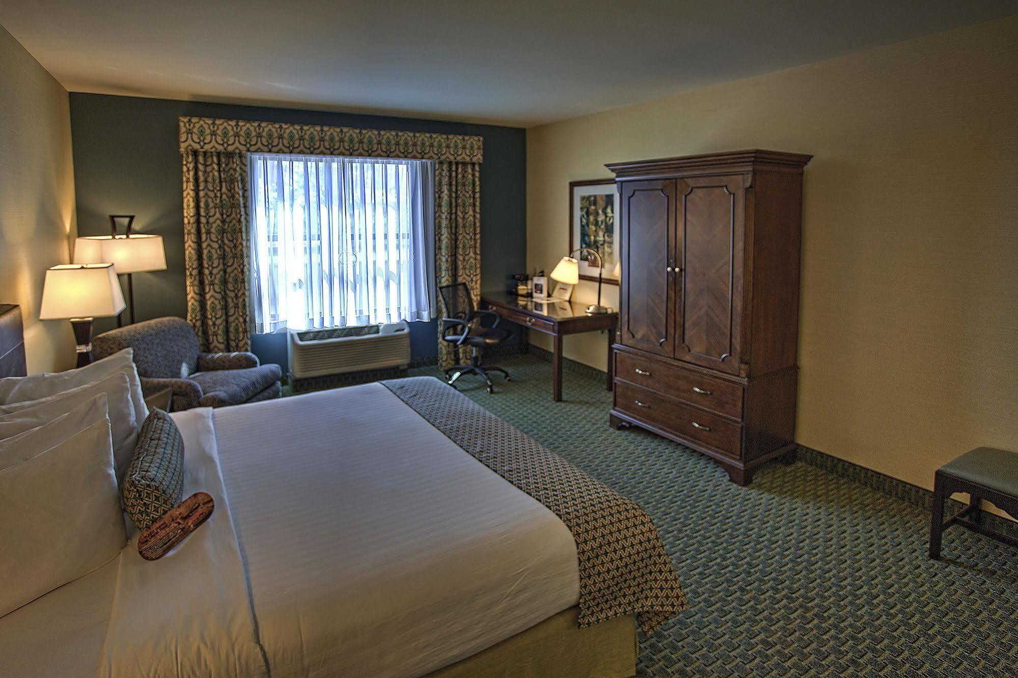 The Hotel Warner West Chester Exterior photo